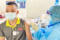 Người dân được tiêm vaccine COVID-19 (Ảnh - VNVC) 