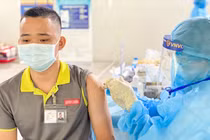 Người dân được tiêm vaccine COVID-19 (Ảnh - VNVC) 