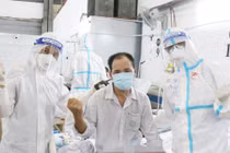 Bệnh nhân B. đã hồi phục thần kỳ sau hơn 1 tháng chiến đấu, giành giật sự sống từ tay tử thần (Ảnh - Thành Dương) 