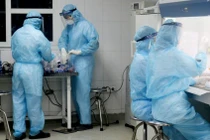 Nhân viên y tế làm việc trong phòng xét nghiệm COVID-19 (Ảnh - Ngọc Nga) 