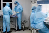Nhân viên y tế làm việc trong phòng xét nghiệm COVID-19 (Ảnh - Ngọc Nga) 