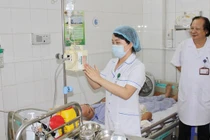 Bác sĩ thăm khám cho bệnh nhân tại Bệnh viện Phổi Trung ương. Ảnh: BVCC