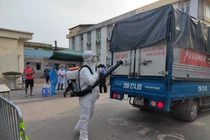 Phun khử khuẩn phòng COVID-19 (Ảnh - Minh Thúy)