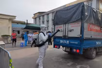 Phun khử khuẩn phòng COVID-19 (Ảnh - Minh Thúy)