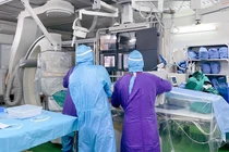 Các bác sĩ đang can thiệp cấp cứu cho bệnh nhân bị tai nạn