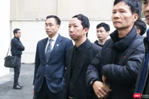 Ông Lê Văn Sơn – bố cháu Lê Hoàng Long (áo đen ở giữa). Ảnh: Minh Thúy