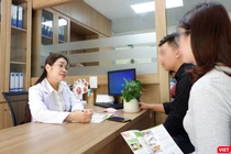 TS. BS. Đinh Thuý Linh tư vấn cho một cặp vợ chồng đến khám tại Bệnh viện Phụ sản Hà Nội (Ảnh: Minh Thuý) 
