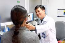 ThS. BS. Nguyễn Đình Quân thăm khám cho bệnh nhân tại Bệnh viện Da liễu Trung ương (Ảnh - Thảo Vy) 