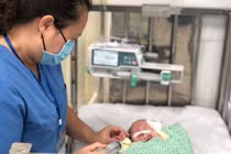 Bác sĩ chăm sóc cho bé trai 4 tháng tuổi bị mẹ bỏ rơi ở cổng chùa (Ảnh: BVCC)