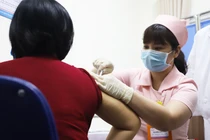 Nhân viên y tế tiêm vaccine phòng COVID-19 (Ảnh - Minh Thuý) 