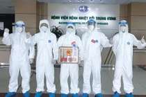 Bác sĩ ở Bệnh viện Bệnh Nhiệt đới Trung ương trong ngày bầu cử (Ảnh - Đặng Thanh) 