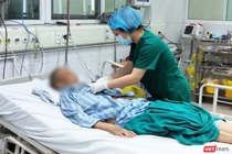 Nhân viên y tế chăm sóc cho bệnh nhân mắc COVID-19 ở Bệnh viện Bệnh Nhiệt đới Trung ương (Ảnh - Minh Thuý) 