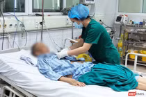 Nhân viên y tế chăm sóc cho bệnh nhân mắc COVID-19 ở Bệnh viện Bệnh Nhiệt đới Trung ương (Ảnh - Minh Thuý) 