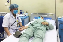 Bác sĩ thăm khám cho bệnh nhân tại Bệnh viện Hữu Nghị. Ảnh: BVCC