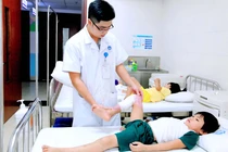 Kỹ thuật viên hướng dẫn bệnh nhi bị bỏng phục hồi chức năng. Ảnh: Trung tâm Sản nhi, Bệnh viện Đa khoa tỉnh Phú Thọ 