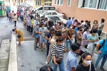 Người dân xếp hàng tiêm vaccine phòng COVID-19