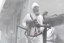 Cán bộ y tế phun khử khuẩn phòng COVID-19 (Ảnh - Hoàng Anh) 