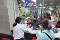 Người dân thanh toán viện phí ở bệnh viện (Ảnh - Minh Thuý)