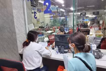 Người dân thanh toán viện phí ở bệnh viện (Ảnh - Minh Thuý)