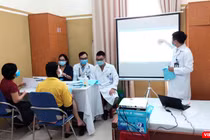 Bác sĩ hướng dẫn tình nguyện viên tự kiểm tra sức khoẻ sau tiêm vaccine phòng COVID-19 COVIVAC (Ảnh - Minh Thuý) 