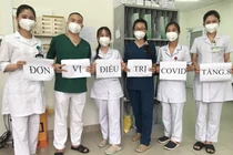 ThS. BS. Đới Ngọc Anh (áo xanh thứ 4 từ trái sang) cùng đồng nghiệp ở Đơn vị điều trị COVID-19 tầng 8 tại Bệnh viện Bệnh Nhiệt đới Trung ương cơ sở 2 (Ảnh - BS. Đới Ngọc Anh) 