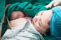 Giọt nước mắt hạnh phúc của chị H. khi ôm con trong tay (Ảnh - BVCC)