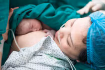 Giọt nước mắt hạnh phúc của chị H. khi ôm con trong tay (Ảnh - BVCC)