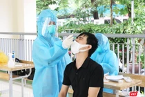 Người dân được lấy mẫu xét nghiệm COVID-19 (Ảnh - Minh Thúy)