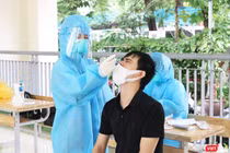 Người dân được láy mẫu xét nghiệm SARS-CoV-2 (Ảnh - Minh Thuý) 