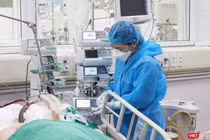 Bác sĩ chăm sóc cho bệnh nhân mắc COVID-19 nặng (Ảnh - Minh Thuý) 