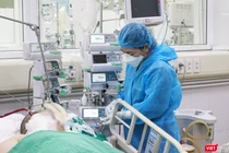 Bác sĩ chăm sóc cho bệnh nhân mắc COVID-19 nặng (Ảnh - Minh Thuý) 