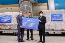 Bộ trưởng Bộ Y tế Nguyễn Thanh Long nhận vật tư, trang thiết bị y tế hỗ trợ điều trị COVID-19 của kiều bào Anh, Pháp (Ảnh - BYT) 