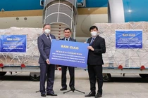 Bộ trưởng Bộ Y tế Nguyễn Thanh Long nhận vật tư, trang thiết bị y tế hỗ trợ điều trị COVID-19 của kiều bào Anh, Pháp (Ảnh - BYT) 