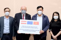 Thứ trưởng Bộ Y tế Đỗ Xuân Tuyên nhận thêm 500.000 liều vaccine COVID-19 AstraZeneca do Chính phủ Áo trao tặng (Ảnh - Trần Minh) 