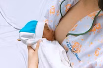 Bé sinh non 29 tuần tuổi đang bú mẹ trực tiếp sau thời gian sử dụng sữa từ ngân hàng sữa mẹ Quảng Ninh. (Ảnh: Bệnh viện Sản Nhi Quảng Ninh)