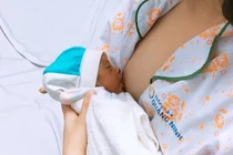 Bé sinh non 29 tuần tuổi đang bú mẹ trực tiếp sau thời gian sử dụng sữa từ ngân hàng sữa mẹ Quảng Ninh. (Ảnh: Bệnh viện Sản Nhi Quảng Ninh)