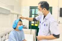 Bác sĩ khám cho bệnh nhân sau phậu thuật (Ảnh - BVCC) 