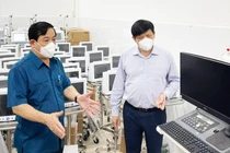 Bộ trưởng Bộ Y tế Nguyễn Thanh Long cùng Cục trưởng Cục Quản lý Khám, chữa bệnh Lương Ngọc Khuê kiểm tra các trang thiết bị y tế được chuyển cho trung tâm hồi sức tích cực (Ảnh - NH)