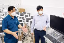 Bộ trưởng Bộ Y tế Nguyễn Thanh Long cùng Cục trưởng Cục Quản lý Khám, chữa bệnh Lương Ngọc Khuê kiểm tra các trang thiết bị y tế được chuyển cho trung tâm hồi sức tích cực (Ảnh - NH)