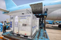 Gần 600.000 liều vaccine phòng COVID-19 của AstraZeneca về đến sân bay Tân Sơn Nhất (TP. HCM) (Ảnh - VNVC)