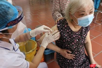 Người cao tuổi được tiêm vaccine COVID-19 (Ảnh - Minh Thuý) 