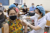 Người cao tuổi tiêm vaccine COVID-19 (Ảnh - Minh Thuý) 
