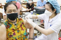 Người cao tuổi được tiêm vaccine phòng COVID-19 (Ảnh - Minh Thuý) 