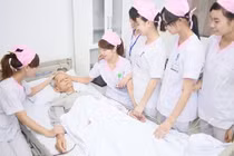 Điều dưỡng viên chăm sóc bệnh nhân (Ảnh minh hoạ) 