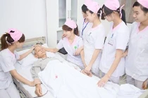 Điều dưỡng viên chăm sóc bệnh nhân (Ảnh minh hoạ) 