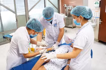 Các bác sĩ chăm sóc vết thương hàng ngày cho trẻ bỏng điện (Ảnh - BVCC) 