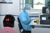 Nhân viên y tế khám bệnh cho bệnh nhân (Ảnh: SYT HN) 