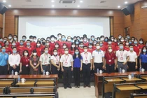 Hơn 300 sinh viên Trường Đại học Y Hà Nội hỗ trợ 3 quận, huyện phòng, chống dịch COVID-19 (Ảnh - Minh Thuý) 