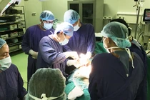 Các bác sĩ phẫu thuật tiến hành thay khớp háng thế hệ mới cho anh N.V.T. (Ảnh: Bệnh viện Hữu nghị Việt Đức). 