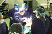 Các bác sĩ phẫu thuật tiến hành thay khớp háng thế hệ mới cho anh N.V.T. (Ảnh: Bệnh viện Hữu nghị Việt Đức). 